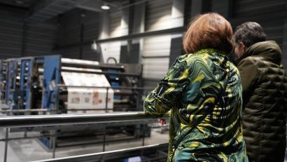 Bild: Fröhler, Laura
Auf der Besuchergalerie hat man den richtigen Blick auf die Druckmaschine. Um 21.15 Uhr geht der Andruck los. Eine Papierrolle ist nach 22 Minuten aufgebraucht.