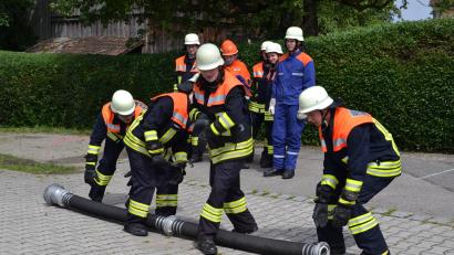 Bild: Peter Garreiss
Das Jugendleistungsabzeichen meistern die jungen Feuerwehranwärter der Feuerwehr Saubersrieth-Niederland und der Feuerwehr Tröbes mit Bravour. Ausbilder und Jugendwart Bernd Martin ist stolz auf seine Schützlinge.