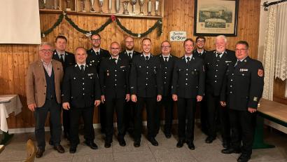 Bild: Feuerwehr Wiesau/exb
Der neu gewählte Vorstand. Von links Bürgermeister Toni Dutz, Schriftführer Thorsten Meiler, Kommandant Christian Blohmann, Vorsitzender Kevin Puss, Zweiter Kommandant Alexander Bäumler, Zweiter Vorsitzender Fabian Puss, die Vertrauenspersonen Nico Tretter und Daniel Hermann, Kassenrevisor Daniel Schildknecht, Vertrauensperson Andreas Puss, Kassenrevisor Peter Meißner sowie Kreisbrandrat Stefan Gleißner.