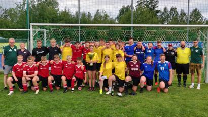 Bild: Markus Renner/exb
Die drei besten Teams des Hobby-Turniers in Pechbrunn zusammen mit Schiedsrichter Daniel Fiebig und dem Sprecherteam der SV-Freunde.