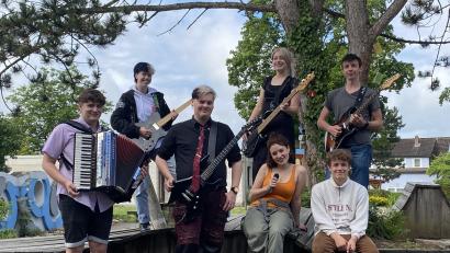 Bild: Andrea Günther
Sieben Schüler der Gesamtschule Hollfeld treten beim Hämatom-Konzert als Vorband auf. Vorne, von links: Lucca Wagner, Eric Selle, Eva Schwarzmann und Niklas Weishäupl. Hinten, von links: Olli Neitzke, Ellinor Schmid und Erik Herrmannsdörfer