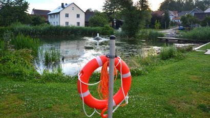 Bild: jr
Noch ist das angestrebte Sicherheitskonzept für das Freizeitareal in Bad Neualbenreuth nicht fertiggestellt. Mittlerweile wurden aber schon Rettungsringe rund um den Dorfteich angebracht.