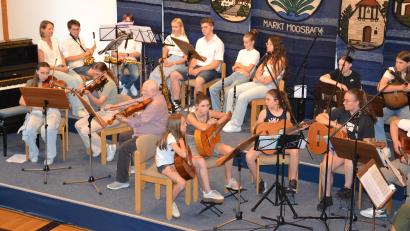 Bild: gi
Maria Schweigl und Viktoria Stefinger spielen auf ihren Violinen mit ihrem Musiklehrer Friedemann Kloos (von links) „Polska Polonäs“ aus Schweden.