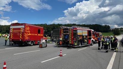 Bild: Wolfgang Steinbacher
Der Unfall passierte an der Kreuzung der zwei Bundesstraßen 14 und 299 kurz vor Gebenbach am Donnerstag zur Mittagszeit. Im Hintergrund ist der beteiligte MAN-Lkw der britischen Streitkräfte zu sehen. Er befand sich auf dem Weg nach Grafenwöhr.