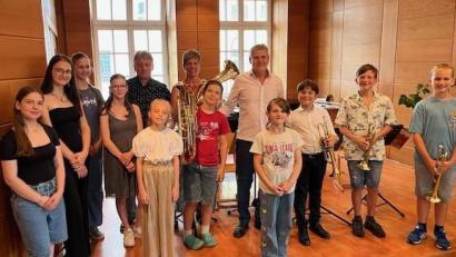 Bild: Kathrin Hennig
Das Bild zeigt die Blechbläser- und Klavierklasse der Franz-Grothe-Musikschule Weiden beim Vortragsabend.