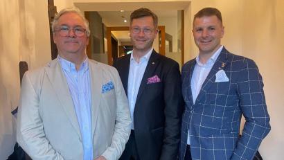 Bild: Hubert Schober/exb
Führungswechsel beim Lions Club Weiden Goldene Straße: Der scheidende Präsident Leslaw Ostaszewski wird von Christoph Skutella abgelöst, Christoph Müller-Rauch ist Vizepräsident (von links).