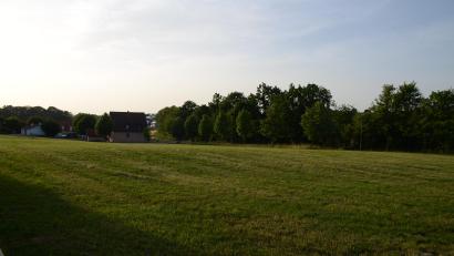Bild: ak
Auf diesem Gelände nahe dem Feuerwehrgerätehaus in Kastl soll der Neubau für drei Kinderkrippengruppen entstehen. Für heuer sind Planungskosten in Höhe von 75 000 Euro im Haushalt enthalten. Gebaut werden soll ab 2025.