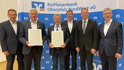 Bild: Raiffeisenbank Oberpfalz NordWest/exb
Oberrevisor Michael Kippes (Zweiter von rechts) zeichnete Aufsichtsratsvorsitzenden Johannes Reger sowie Aufsichtsrat Josef Birkner (Zweiter und Dritter von links) für jeweils 25-jährige Tätigkeit in der bayerischen Genossenschaftsorganisation mit der silbernen Ehrennadel aus.