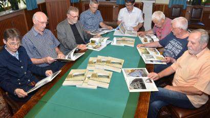Bild: dob
Bei der offiziellen Vorstellung des Jubiläumsbildbands haben sich (von links) Michaela Wolfinger, Karl Ochantel, Peter Staniczek, Stefan Hartwig, Uli Münchmeier, Heinrich Aichinger, Rudolf Großmann und Alfons Sier noch einmal im kleinen Rathaussaal versammelt.