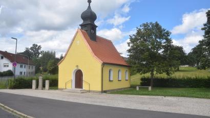 Bild: fz
Der neu gestaltete Ortsmittelpunkt von Meerbodenreuth. Die Sanierung der Kapelle ist abgeschlossen.