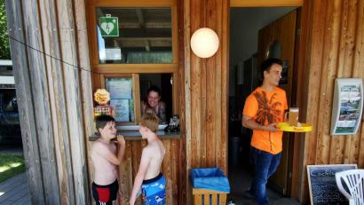 Bild: gz
Der 39-jährige Emilio Pelzer serviert den Gästen ein Bier und die 27-jährige Celine Pelzer wartet auf die Eisbestellung der beiden Jungs.