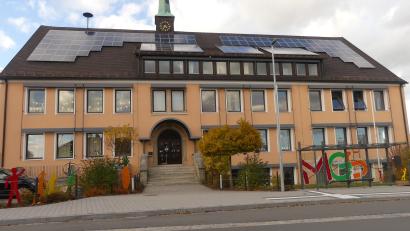 Bild: rn
Wie bleibt die Markus-Gottwalt-Schule in Eschenbach zukunftsfähig? Um Möglichkeiten für die Sanierung und Erweiterung zu sammeln, soll es nun einen Realisierungswettbewerb geben.