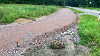 Bild: Bernhard Hösl/exb
Die Vorbereitungen für die Asphaltierungsarbeiten am Pfreimdtal-Radweg sind abgeschlossen.