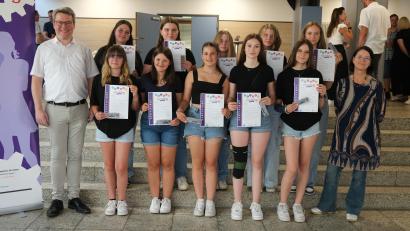 Bild: Hirsch
Projektleiter Christoph Melzl (links) und Lehrerin Liane Schuster (rechts) überreichten den Teilnehmerinnen an der "Girls`Day Akademie" die Zertifikate.
