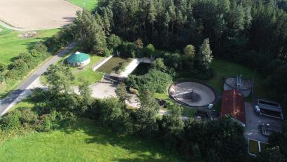 Bild: bey
Die Parksteiner Kläranlage erhält im Zuge der Ertüchtigung ein völlig neues Aussehen. Die Erweiterung erfolgt auf der Grünfläche (unterer Bildrand).