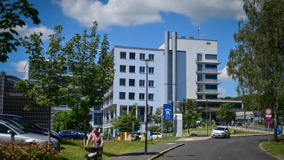 Bild: Florian Miedl/fph
Von außen wirkt das Klinikum Fichtelgebirge wie immer – ob in Marktredwitz (Foto) oder in Selb. Aber weil der Verdacht auf Betrug im Raum steht, macht sich Unruhe breit.