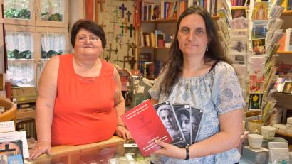 Bild: ubb
Monika Etterer und Geschäftsführerin Maria Unterstein zeigen einige Bücher, DVDs und andere Dinge, die im Klosterladen in Tirschenreuth erhältlich sind.