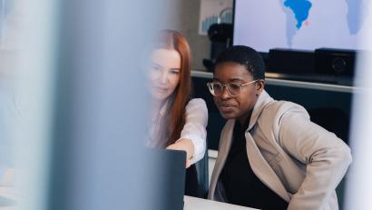 Symbolbild: Zacharie Scheurer/dpa
Gemeinsamer Blick auf die gesetzten Ziele: Häufig sind Leistungsbewertungen essenziell für die Weiterentwicklung im Beruf.