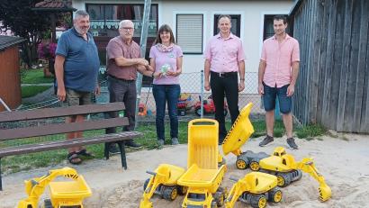 Bild: exb; Jagdgenossenschaft Kirchenthumbach/Josef Schreglmann
Vier Sitz-Bagger und vier Lastwagen für den Sandkasten übergab die Jagdgenossenschaft Kirchenthumbach an das Kinderhaus. Von links: Josef Schreglmann, Reinhard Schneider, Daniela Dimler, Christian Pschierer und Josef Ritter.