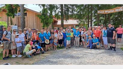 Bild: A. Mühlbauer/exb
Teilnehmer aus der ganzen Oberpfalz genießen den VdK-Familientag am Waldwipfelweg in St. Englmar.