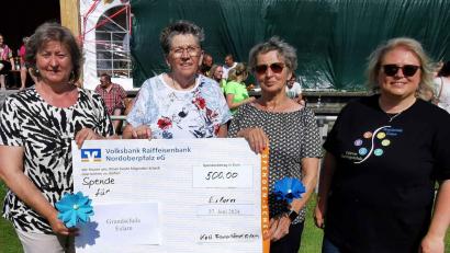 Bild: Karl Ziegler 
Die Schulleiterin der Eslarner Grundschule (von rechts) Katharina Merther dankte Inge Freisleben, Ingrid Höllerl und Beate Roth vom Frauenbund für die Spende von 500 Euro.