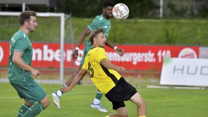 Bild: Hubert Ziegler
Die DJK Gebenbach besiegte jüngst in einem Testspiel den FC Amberg mit 3:0. Gut möglich, dass beide Mannschaften auch beim Turnier in Ursulapoppenricht im Finale aufeinandertreffen. In dieser Szene behauptet sich Noah Majdic (rechts) vom FC Amberg gegen den Gebenbacher Jan Fischer.