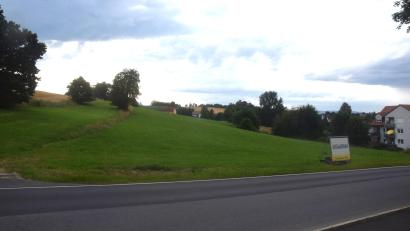 Bild: fz
Südlich von Windischeschenbach an der Straße nach Altenstadt/WN soll das Baugebiet "Am Ritzerberg" mit Ein- und Mehrfamilienhäusern sowie Doppelhaushälften entstehen.