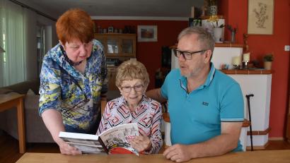 Bild: ubb
Die 97-jährige Annelee Woodstrom (Mitte) weilt derzeit wieder in ihrer alten Heimat Mitterteich, wo sie auf Vermittlung von Monika Beer-Helm vom Literarischen Arbeitskreis aus ihrem Buch "Kriegskind" vorliest. Mit im Bild Peter Müller, der Ehemann von Woodstroms Großnichte Susanne Müller.