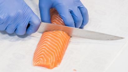 Symbolbild: Daniel Bockwoldt
Unbekannte Täter haben eine komplette Lastwagenladung mit Lachs auf dem Weg von Dänemark nach Polen gestohlen.