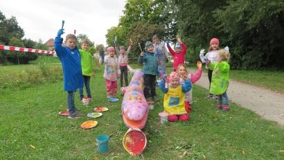 Archivbild: jzk
Ab Montag, können sich Kinder und Jugendliche fürs Ferienprogramm der Stadt anmelden. Unter anderem soll die "Seeschlange" ein neues Schuppenkleid bekommen.