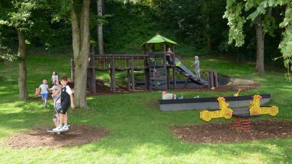 Bild: bey
Der Kinderspielplatz oberhalb der Kinderhauses St. Pankratius Parkstein ist nach der TÜV-Abnahme für alle Kinder freigegeben.