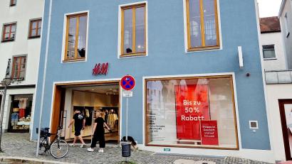 Bild: Thomas Dobler
H&M hat angekündigt, seine Filiale am Schwandorfer Marktplatz aus „wirtschaftlichen Gründen“ zu schließen. Der letzte Verkaufstag soll voraussichtlich der 15. Februar 2025 sein.