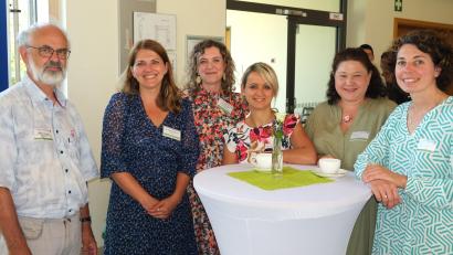 Bild: Hirsch
Das Team des Kindergartens St. Martin in Schwarzenfeld erhält eine Auszeichnung für erfolgreiches Verpflegungscoaching. Das Bild zeigt von links: Pfarrer Heinrich Rosner, Ernährungswissenschaftlerin Dr. Katharina Goerg, Diplom-Trophologin Christina Apel sowie die Erzieherinnen Vanessa Ries, Verena Stefanides und Manuela Katens.