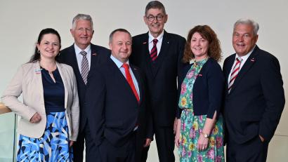 Bild: Fotostudio Kraus
Präsident Dr. Georg Haber (Dritter von rechts) und seine fünf Stellvertreter Kathrin Zellner, Hans Kastl, Christian Läpple, Claudia Geiselhöringer und Gerhard Ulm. (von links.).