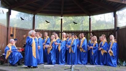 Bild: prh
Der Gospelchor "Hope and Joy" unter Leitung von Remona Fink (stehend, links) gastiert zum ersten Mal bei der Sommerserenade in Neustadt.