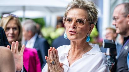Bild: Armin Weigel/dpa
Gloria Fürstin von Thurn und Taxis mischte sich im Park von Schloss St. Emmeram unter die Gäste.