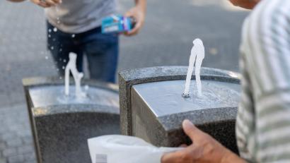 Symbolbild: Daniel Karmann/dpa
Trinkwasserbrunnen und Wasserspender in einer Stadt können an heißen Tagen für Abkühlung sorgen.