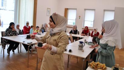 Bild: Dobler
Arabischer Kaffee und Gebäck für die deutschen Gäste der Abschlussveranstaltung des Sprachkurses "Deutsch für Mütter" im evangelischen Dietrich-Bonhoeffer-Haus.