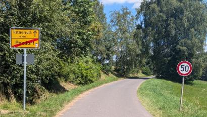Bild: pz
Unter den Wegeverbindungen, die über das Förderprogramm mitfinanziert werden sollen, ist auch die Verbindungsstraße von Poxdorf (Markt Bad Neualbenreuth) nach Hatzenreuth (Stadt Waldsassen).