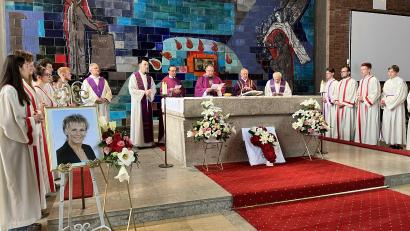 Bild: mor
Die Geistlichen Hans Bayer (von rechts am Altar), Ludwig Gradl, Stadtpfarrer Daniel Fenk, Bernhard Müller, Thomas Richthammer und Akolyth Roberto Natali mit den Ministranten beim Requiem für die verstorbene Pfarrsekretärin und 2. Bürgermeisterin Anita Stauber.