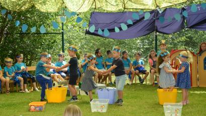 Bild: bey
Wassertreten – auch das empfiehlt Sebastian Kneipp. Beim Musical singen die Kinder dazu das Lied "An der schönen blauen Donau".