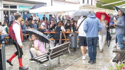 Bild: Michael Schade
Regen, na und? Die Windischeschenbacher lassen sich die gute Laune vom Wetter nicht verderben.