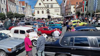Bild: R. Kreuzer
Die Oldtimerschau vor dem Alten Rathaus zieht Hunderte von Besuchern an. Fachsimpeln ist hier erwünscht.