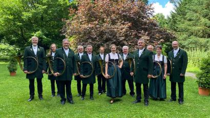Bild: opp
Die Oberpfälzer Parforcehorngruppe mit zwölf Bläsern aus dem gesamten Regierungsbezirk um Hornmeister Hubert Bäuml (Vierter von rechts) holte den Bayerischen Meistertitel.