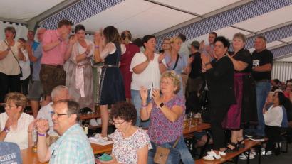 Bild: adj
Die Partyband „Urwaidler“ treibt die Besucher auf die Bänke, die Stimmung ist super.