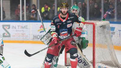 Bild: Mario Wiedel/exb
Jordan Knackstedt (vorne) wird künftig nicht mehr für die Selber Wölfe in der DEL2 auflaufen.