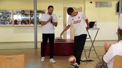 Bild: Claudia Wittmann/exb
Der ehemalige Fußballprofi Manuel Bühler (links) erzählte im Beruflichen Schulzentrum in Amberg, wie wichtig der Glaube für ihn ist. Aber natürlich geht es auch ganz praktisch um Fußball.