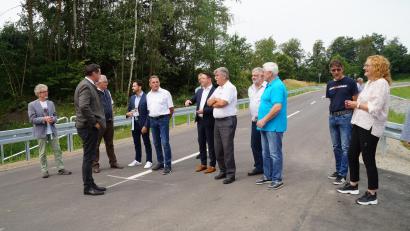 Bild: wel
Vertreter des Landratsamts, der Baufirma Dankerl sowie Kreisräte begutachten die Kreisstraße SAD 43, die voll ausgebaut wurde