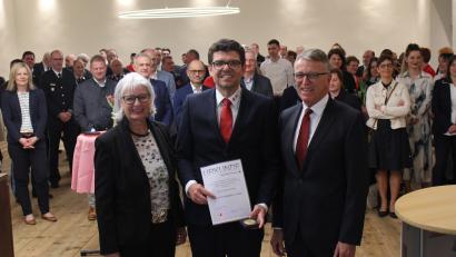 Bild: BRK Kreisverband Tirschenreuth/exb
BRK-Vizepräsidentin Brigitte Meyer (links) und BRK-Kreisvorsitzender Franz Stahl (rechts) verliehen Holger Schedl (Mitte) bei der Verabschiedung die BRK-Ehrenplakette in Gold.