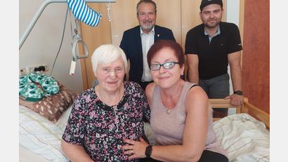Bild: jua
Mathilde Thanner bekam Besuch zu ihrem 85. Geburtstag: Neben Enkel Daniel Zeitler und Tochter Irene Zeitler gratulierte im BRK-Seniorenheim auch der Nabburger Bürgermeister Frank Zeitler (hinten links).